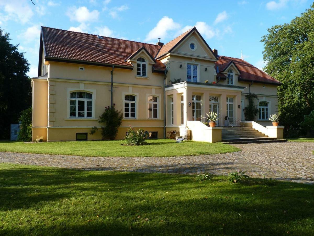 Exklusive Ferienwohnungen Im Gutshaus Viezen Bernitt Exteriör bild